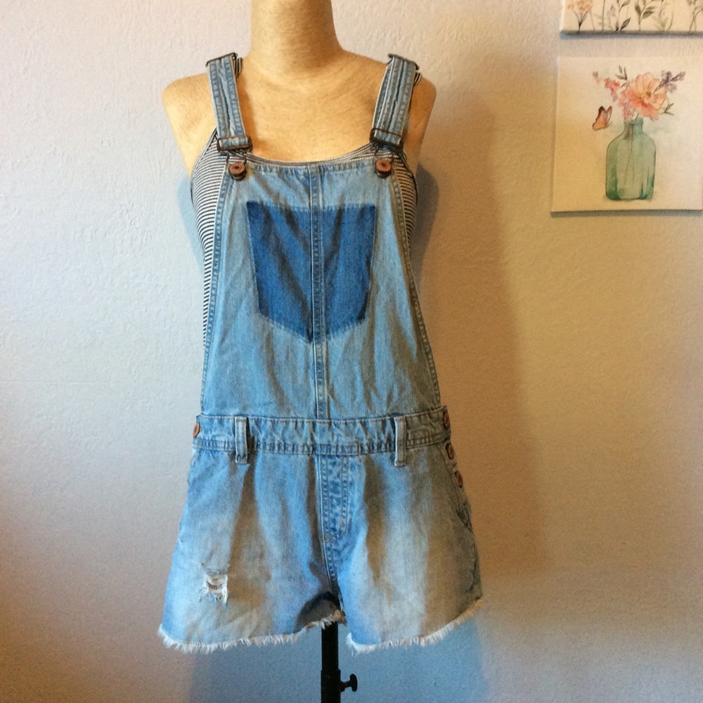 Forever 21 Premium Denim Women's Overall Distressed Shorts Lightwash Blue Sz 28